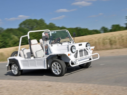Pourquoi louer une mini Moke électrique