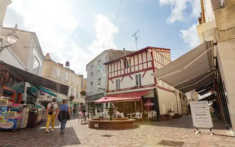 Découvrez le centre-ville des Sables d'Olonne : une exploration historique en mini Moke électrique